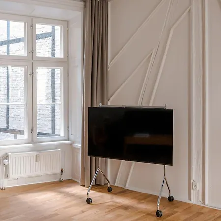 Chic Pad With Handpainted Art In Great Location By Daniel&jacob's *