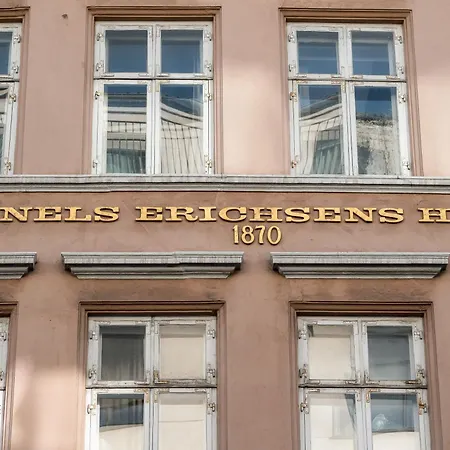 Chic Pad With Handpainted Art In Great Location By Daniel&jacob's