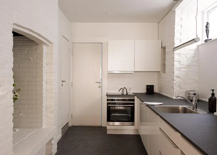 Chic Pad With Handpainted Art In Great Location By Daniel&jacob's *