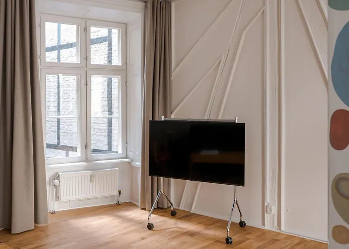Chic Pad With Handpainted Art In Great Location By Daniel&jacob's *